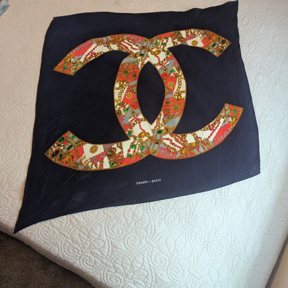 Vintage CHANEL – PARIS Pleated Silk Scarf | Rare 1980s Jewelry Chain Logo Print - Picture 9 of 9